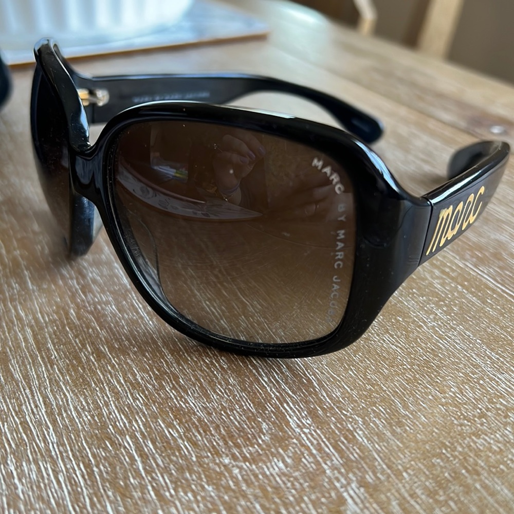 Marc by Marc Jacobs sun glasses - black